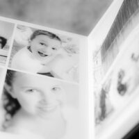 Album photo noir et blanc ouvert