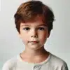 Enfant aux cheveux bruns et regard doux.