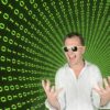 Homme heureux devant fond de code binaire vert.