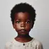 Enfant avec cheveux bouclés et visage sérieux.