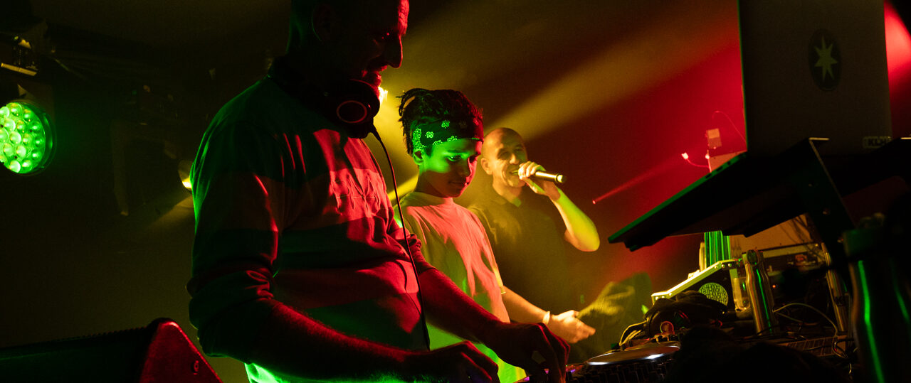 DJ live avec chanteur sur scène éclairée