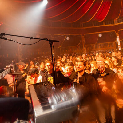 Concert live avec public enthousiaste
