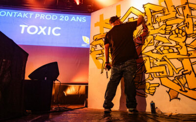 Artiste peignant graffiti lors d'un événement.