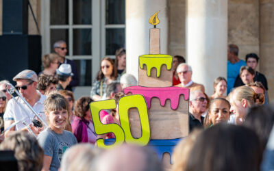 Célébration jubilé, gâteau et foule heureuse
