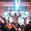 DJ anime une soirée en boîte de nuit