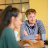 Groupe de personnes discutant autour d'une table.