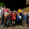 Personnes en costumes lors d'une fête nocturne.