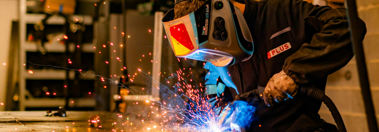 Soudage métal avec casque de protection.