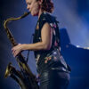 Musicienne jouant du saxophone sur scène.