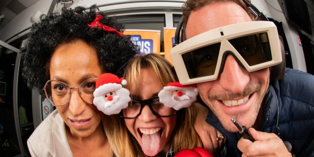 Personnes portant lunettes fantaisie, souriant joyeusement.