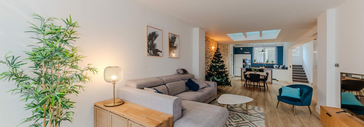 Salon moderne avec canapé.