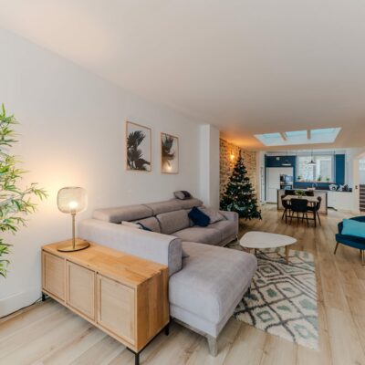 Salon moderne avec canapé.