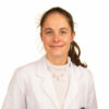 Femme médecin en blouse blanche souriant