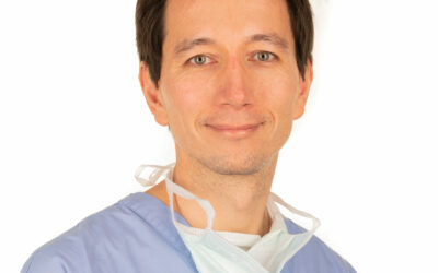 Médecin en blouse et masque médical souriant.