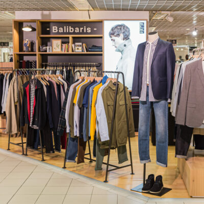 Magasin de vêtements Balibaris avec vêtements exposés.