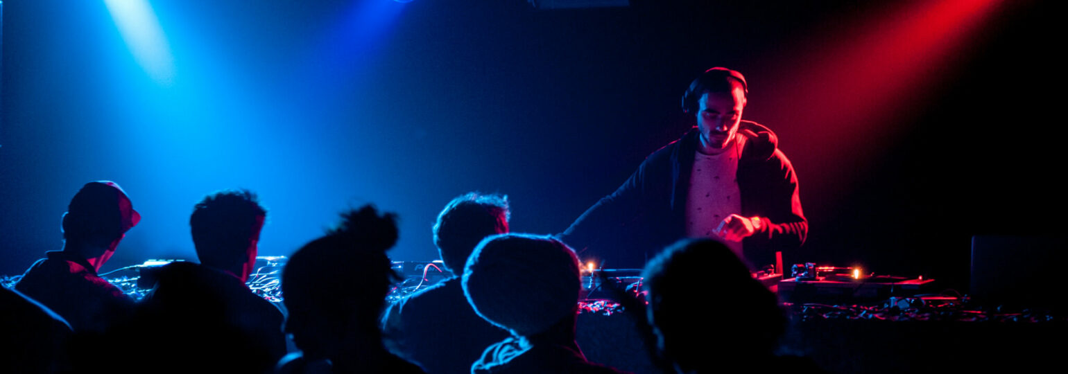 DJ mixant en lumière rouge et bleue