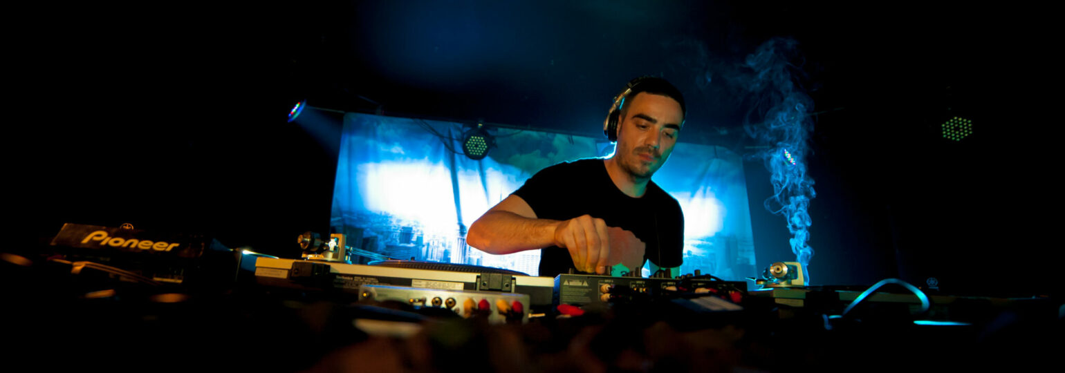 DJ mixant sur scène avec lumière bleue