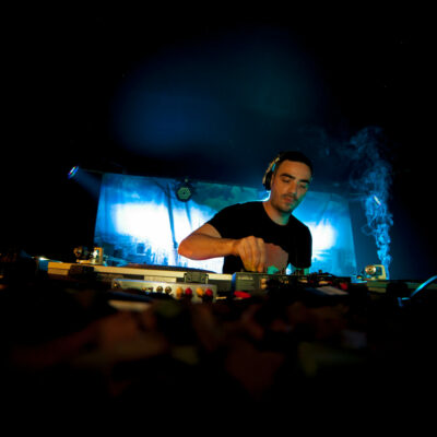 DJ mixant sur scène avec lumière bleue