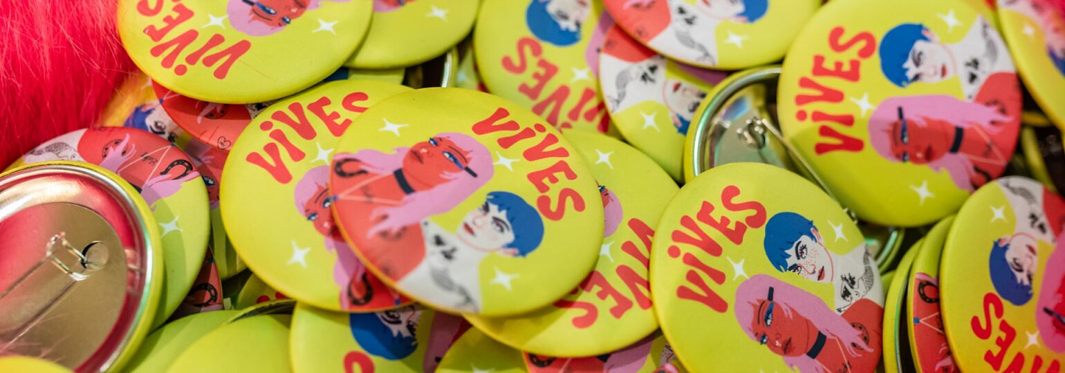 Badge jaune avec illustrations colorées 'Vives'.