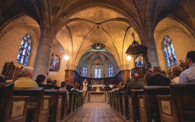 Intérieur d'une église avec fidèles et autel.