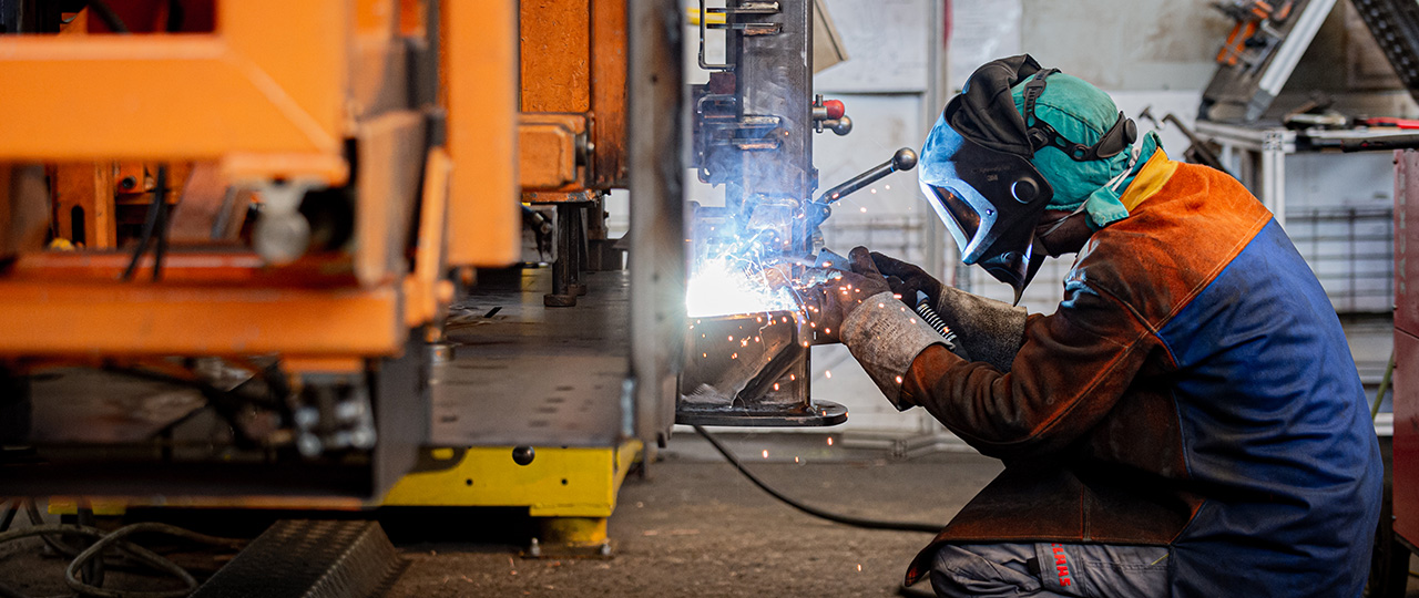 Soudeur en action dans un atelier industriel