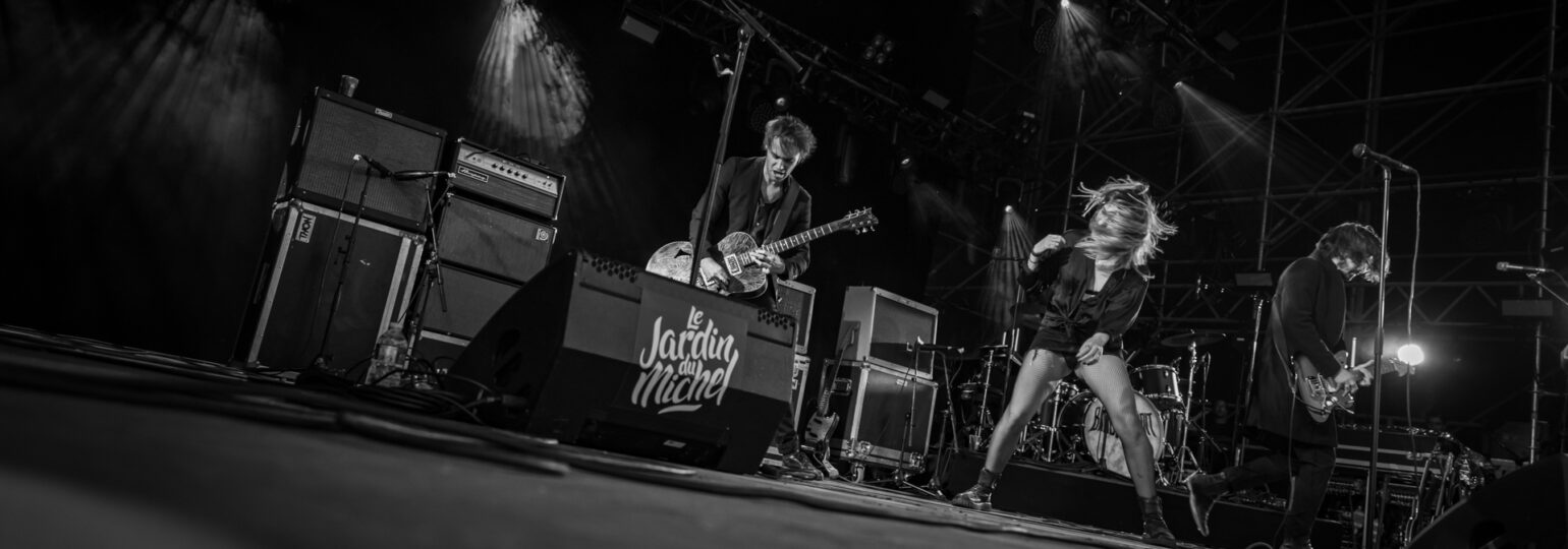 Image du duo Bandit Bandit sur scène, illustrant leur esthétique rock et leur complicité artistique lors de leur performance.