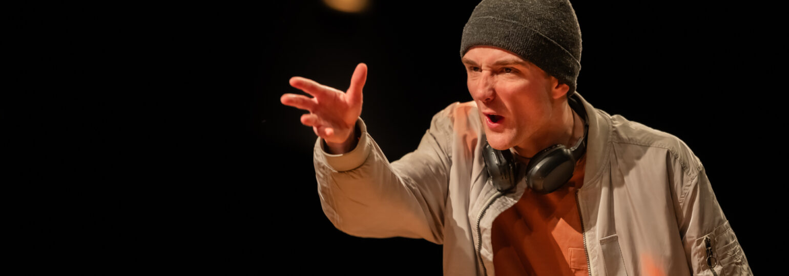 Scène de la pièce “Seuil”, illustrant les thèmes de l’adolescence et du harcèlement à travers une mise en scène immersive.