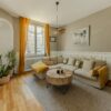 Séjour lumineux appartement Nancy Airbnb – canapé, table basse, lumière naturelle