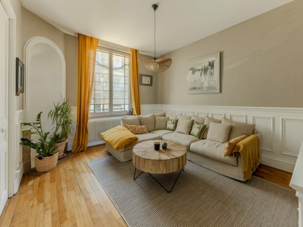 Séjour lumineux appartement Nancy Airbnb – canapé, table basse, lumière naturelle