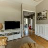 Photographie professionnelle d’un appartement lumineux à Nancy, réalisée pour une annonce Airbnb.