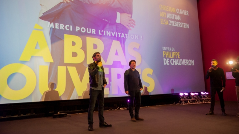 À bras ouvert