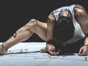 Danseur en pose expressive sur scène.