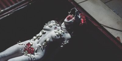 Performance artistique dramatique avec maquillage et accessoires.