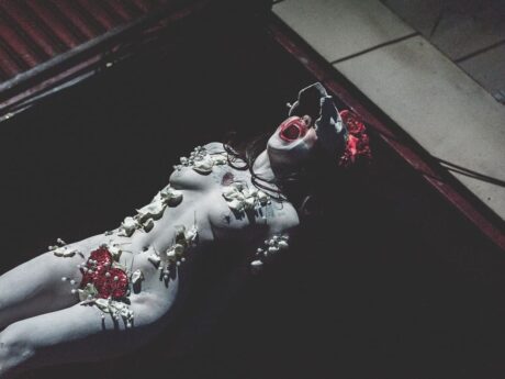 Performance artistique dramatique avec maquillage et accessoires.