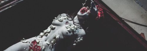 Performance artistique dramatique avec maquillage et accessoires.