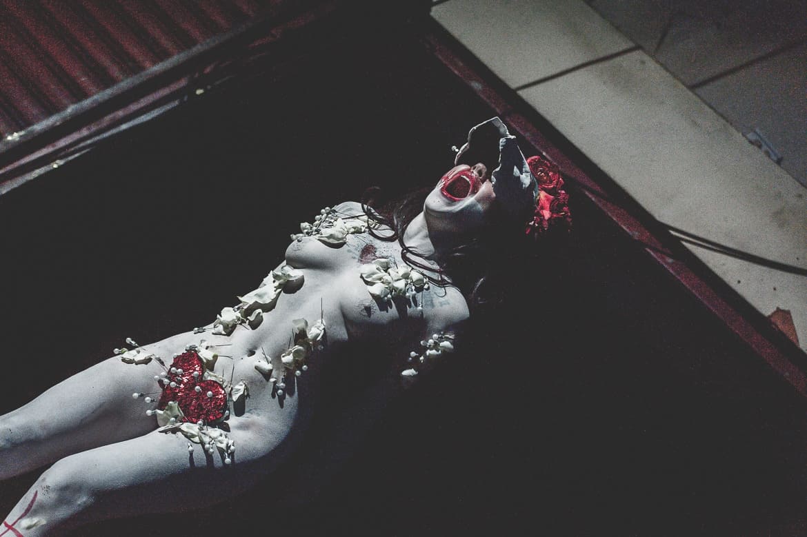 Performance artistique dramatique avec maquillage et accessoires.