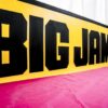 Grand panneau jaune avec texte Big Jam.