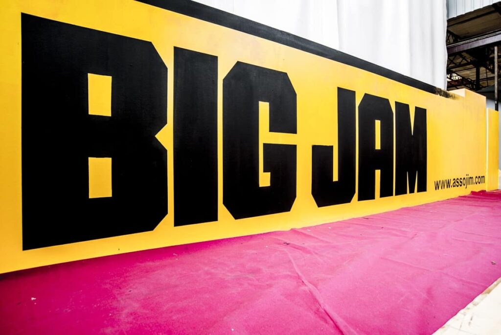 Grand panneau jaune avec texte Big Jam.