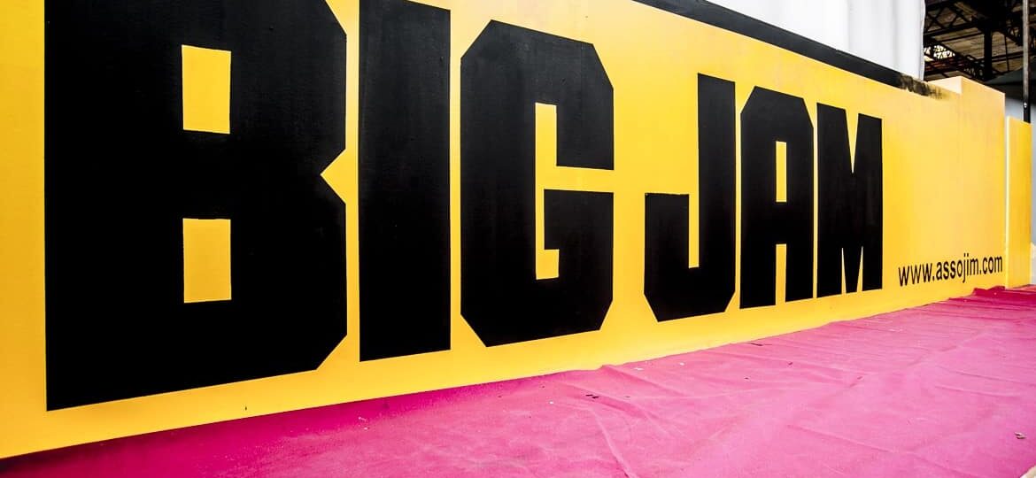 Grand panneau jaune avec texte Big Jam.