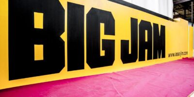 Grand panneau jaune avec texte Big Jam.