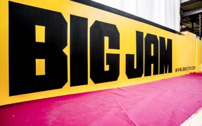 Grand panneau jaune avec texte Big Jam.
