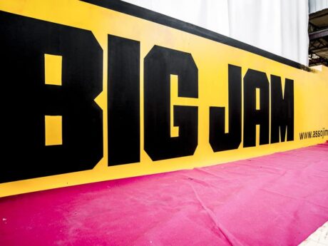 Grand panneau jaune avec texte Big Jam.