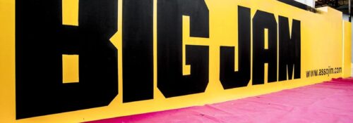 Grand panneau jaune avec texte Big Jam.