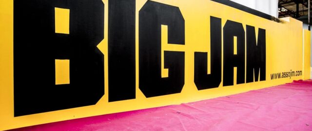 Grand panneau jaune avec texte Big Jam.