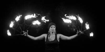 Personne jonglant avec des torches enflammées.