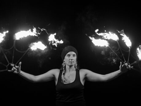 Personne jonglant avec des torches enflammées.