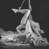 Performance de shibari artistique en noir et blanc