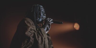 Chanteur sur scène avec micro.