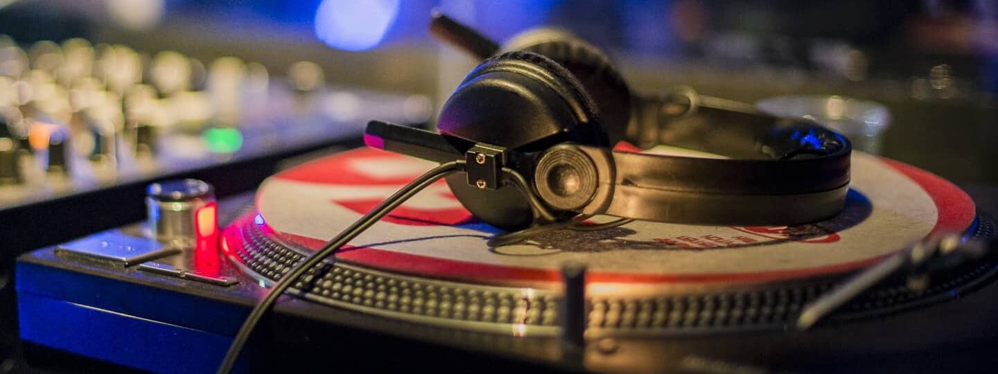 Platines de DJ avec casque audio.