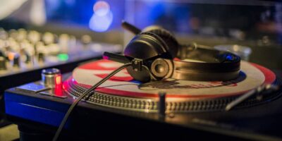 Platines de DJ avec casque audio.